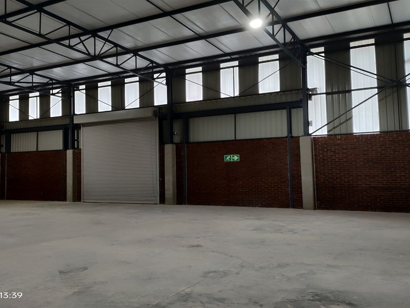 495m2  Warehouse  - TO LEASE - Photo 9