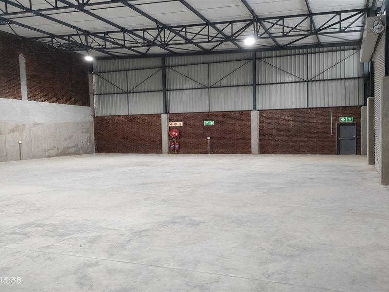 495m2  Warehouse  - TO LEASE - Photo 7