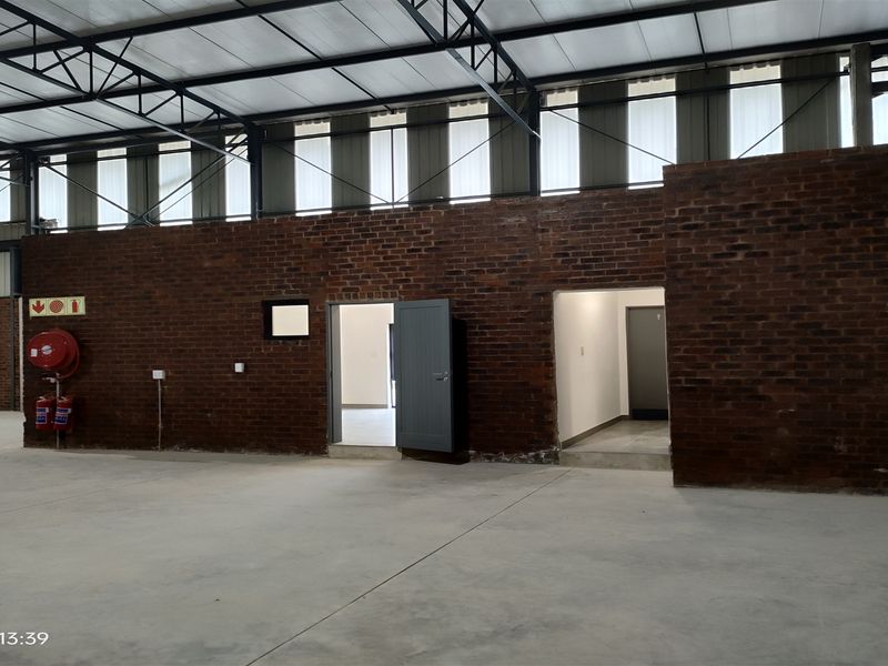 495m2  Warehouse  - TO LEASE - Photo 3