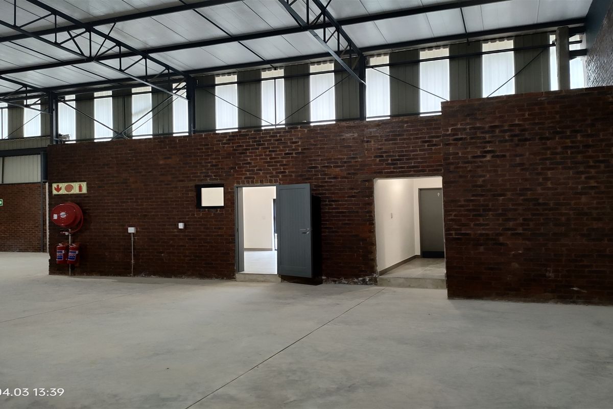 495m2  Warehouse  - TO LEASE - Photo 3