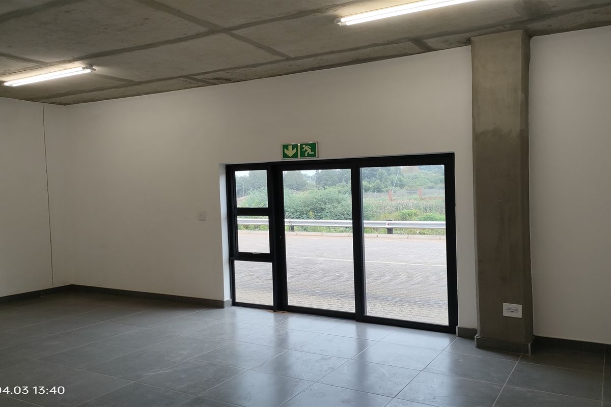495m2  Warehouse  - TO LEASE - Photo 4