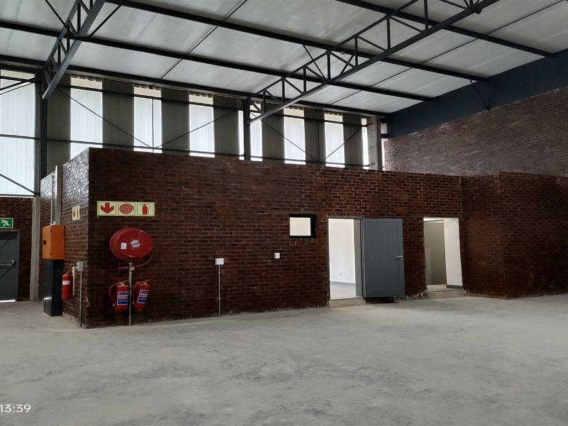 495m2  Warehouse  - TO LEASE - Photo 2