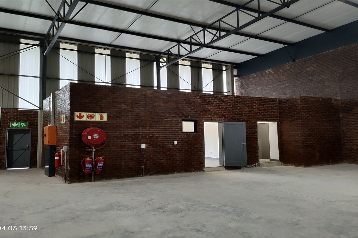 495m2  Warehouse  - TO LEASE - Photo 2