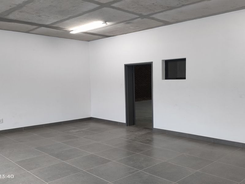 495m2  Warehouse  - TO LEASE - Photo 5