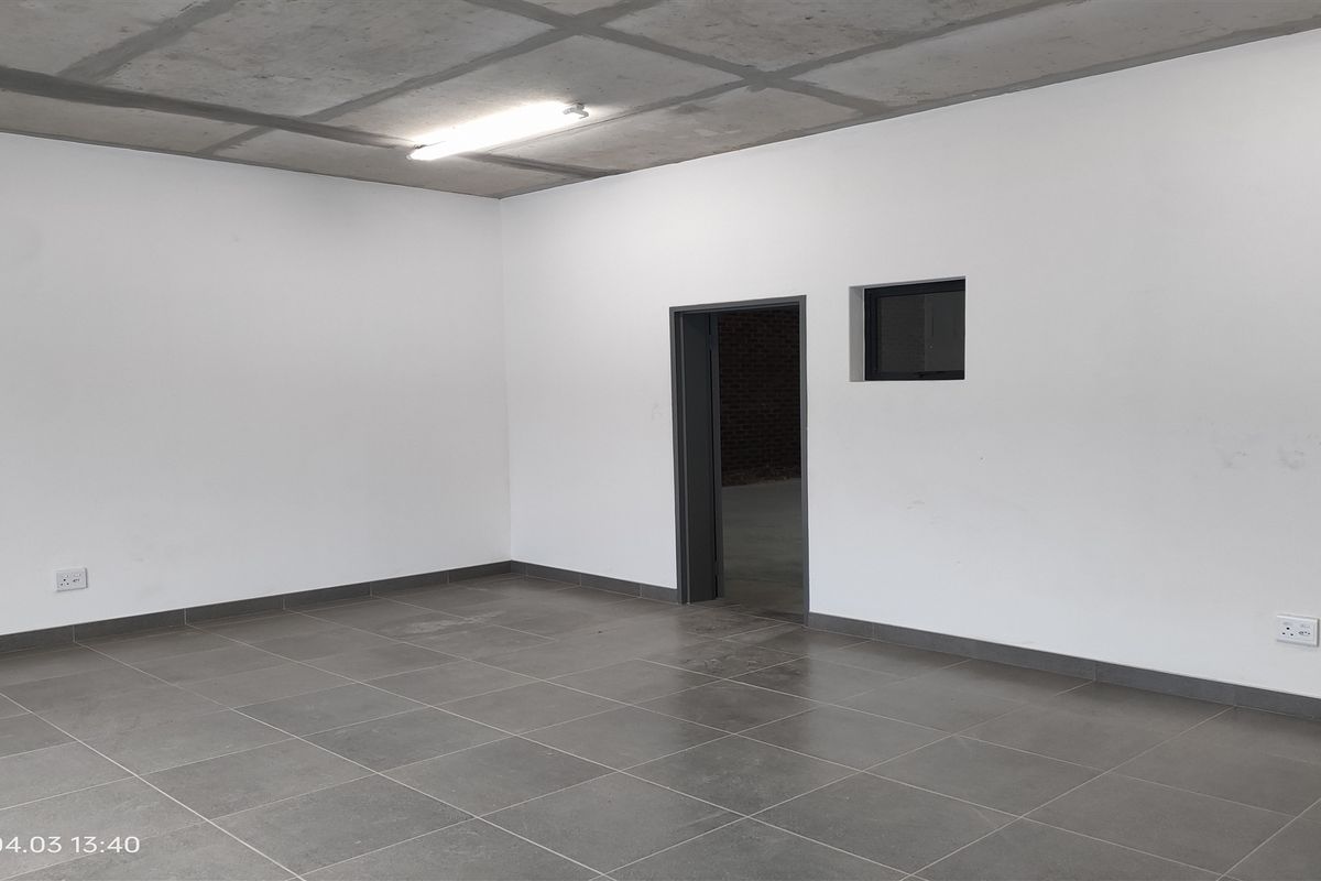 495m2  Warehouse  - TO LEASE - Photo 5