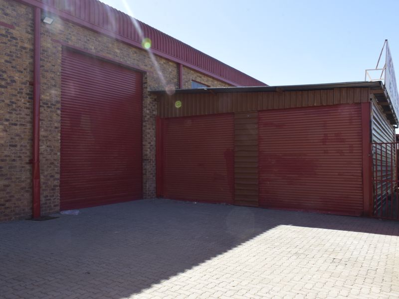 Excellent investment - warehouse & offices for sale in Elsburg. - Photo 4