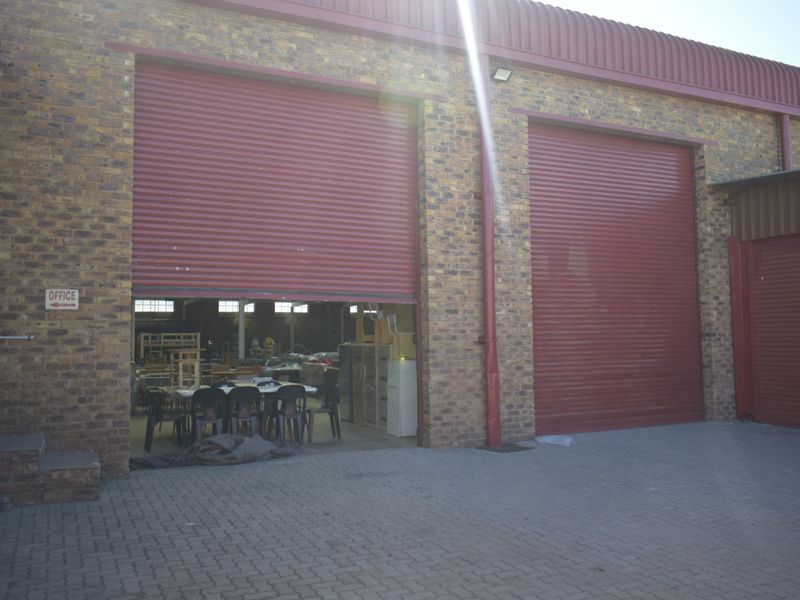 Excellent investment - warehouse & offices for sale in Elsburg. - Photo 2