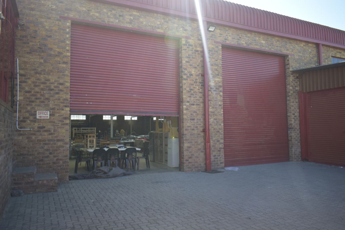 Excellent investment - warehouse & offices for sale in Elsburg. - Photo 2
