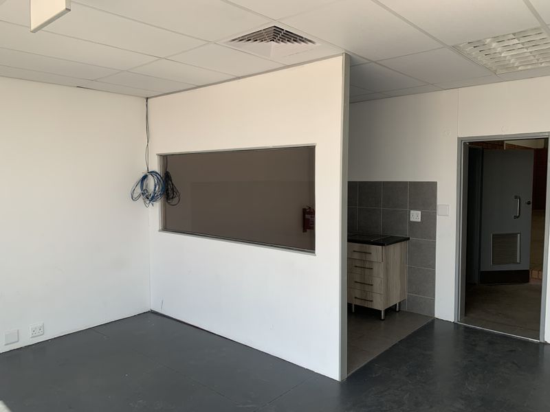 Warehouse to let in Longlake - Photo 3