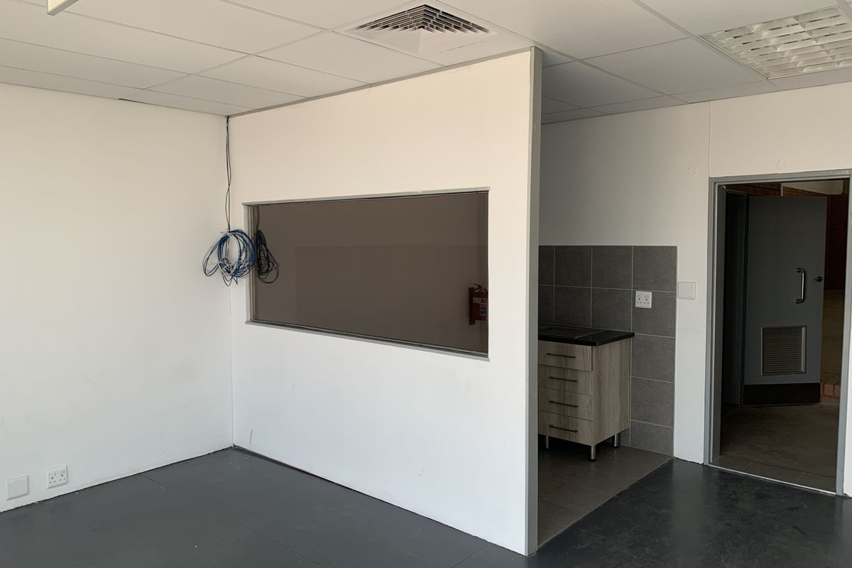 Warehouse to let in Longlake - Photo 3