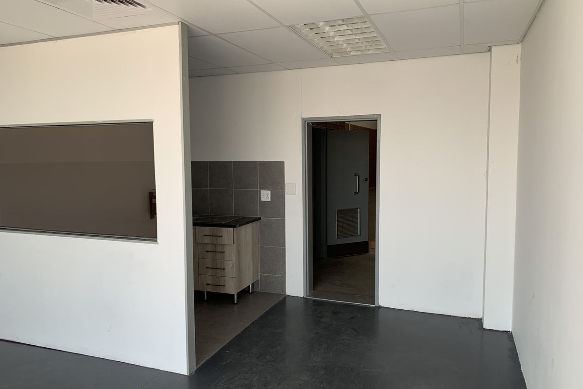 Warehouse to let in Longlake - Photo 4