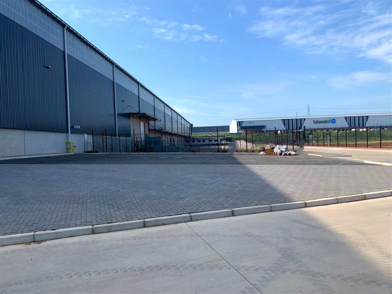 Industrial warehouse to let in The Brickworks - 3,495m2 - Photo 4
