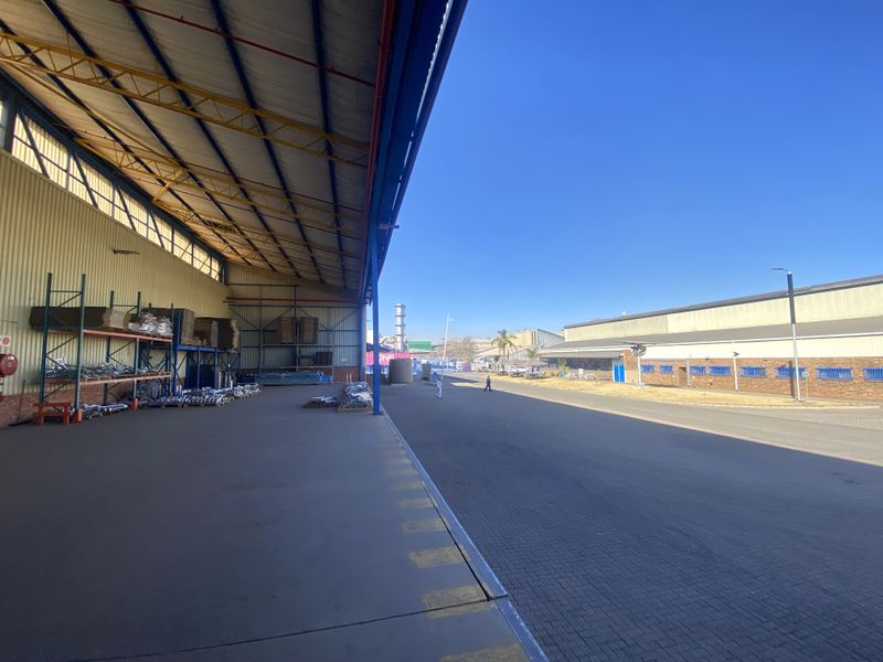 Spacious no loadshedding Warehouse for Lease in Clayville - Photo 3