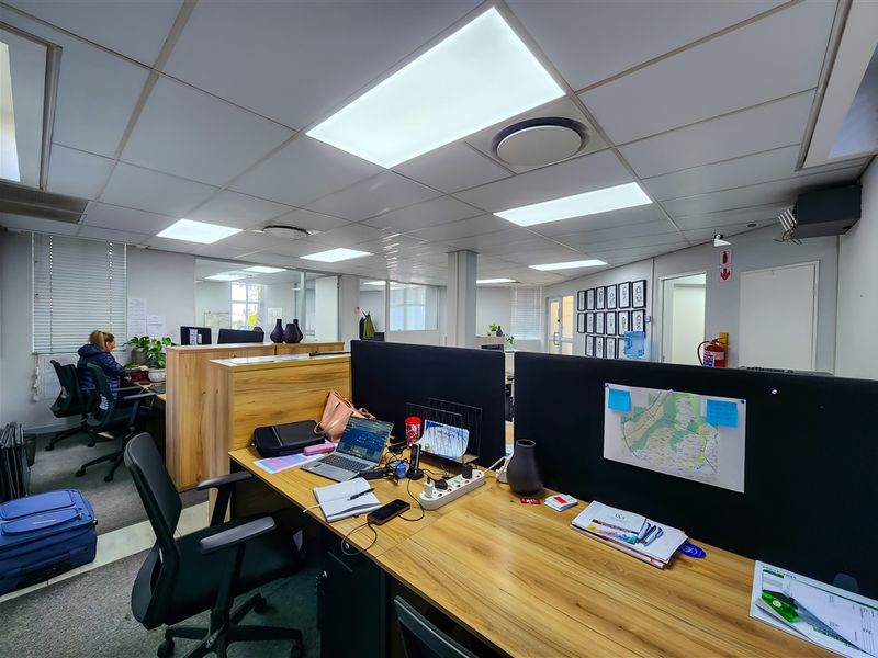 Contemporary Ground Floor Office to Let in Mulberry Hill Office Park - Photo 9