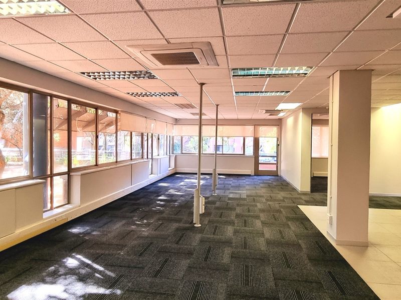 Office space to let on the Ground floor in The Woodlands Office Park - Photo 10