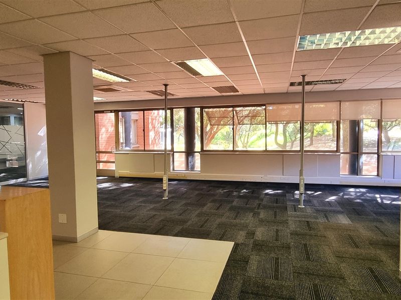 Office space to let on the Ground floor in The Woodlands Office Park - Photo 7