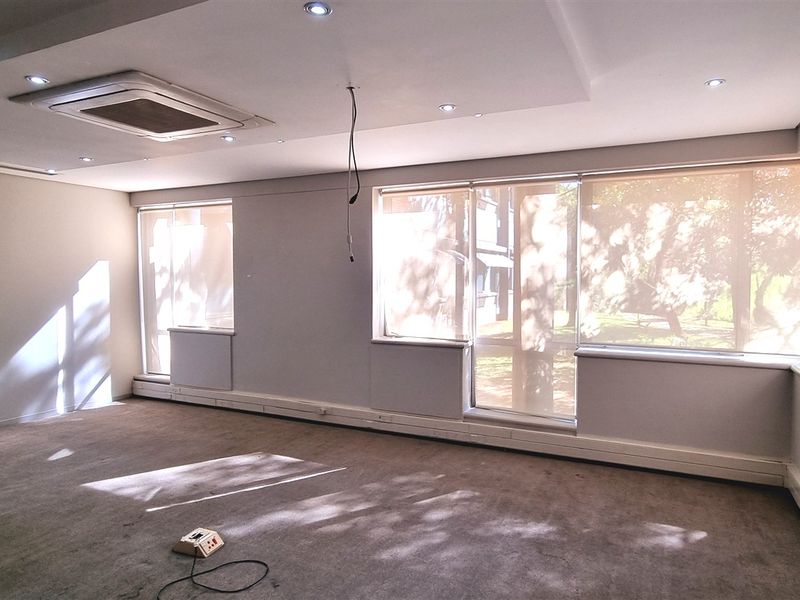 Office space to let on the Ground floor in The Woodlands Office Park - Photo 4