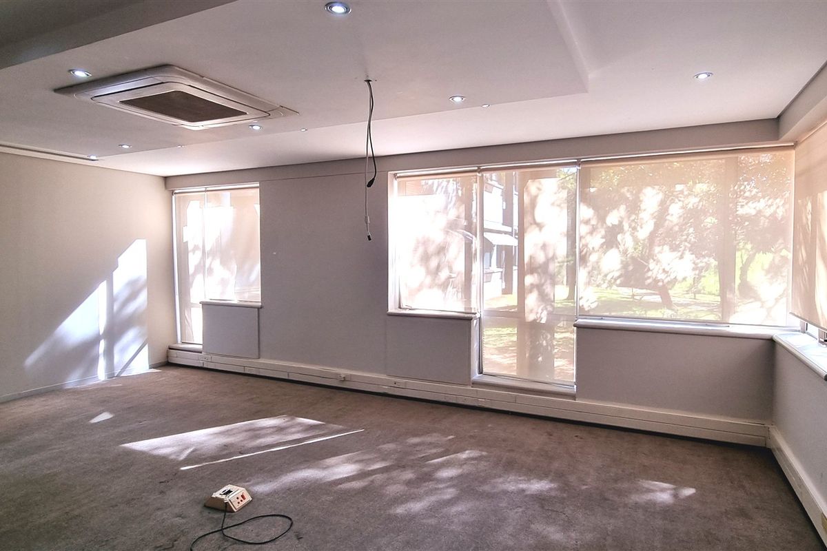 Office space to let on the Ground floor in The Woodlands Office Park - Photo 4