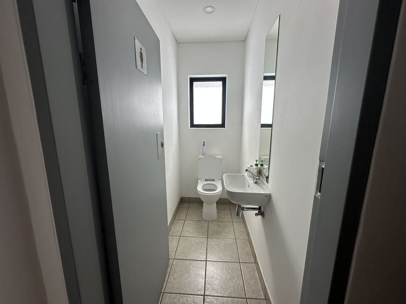 573m2 Warehouse to Let - just off R21, Kempton Park - DIRECT FROM LANDLORD! - Photo 9