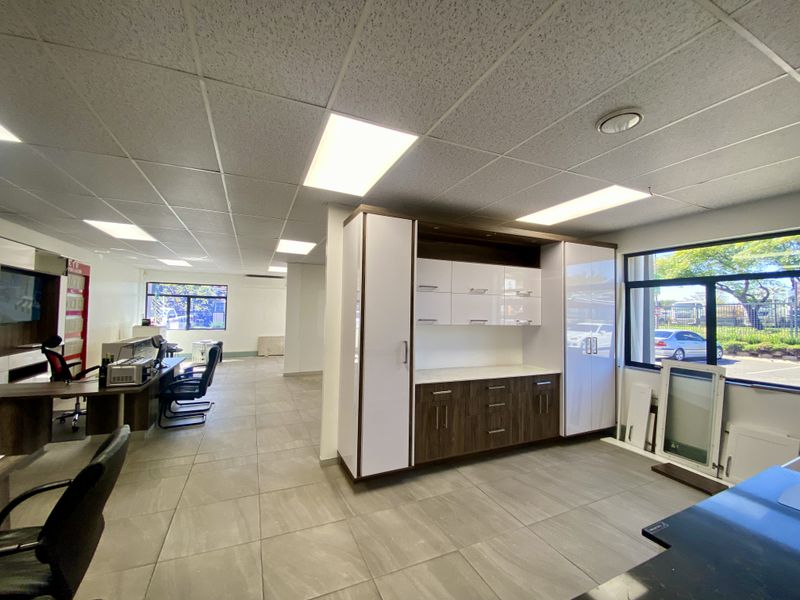 1396m2 Industrial Warehouse To Let in Randjespark - Photo 3