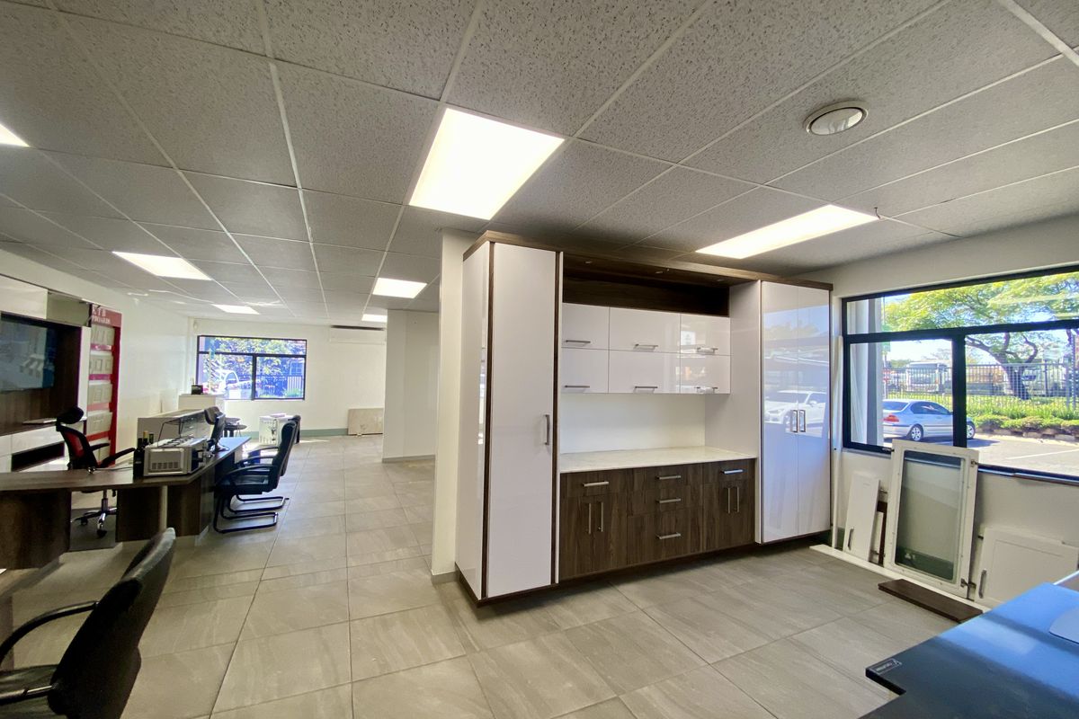 1396m2 Industrial Warehouse To Let in Randjespark - Photo 3