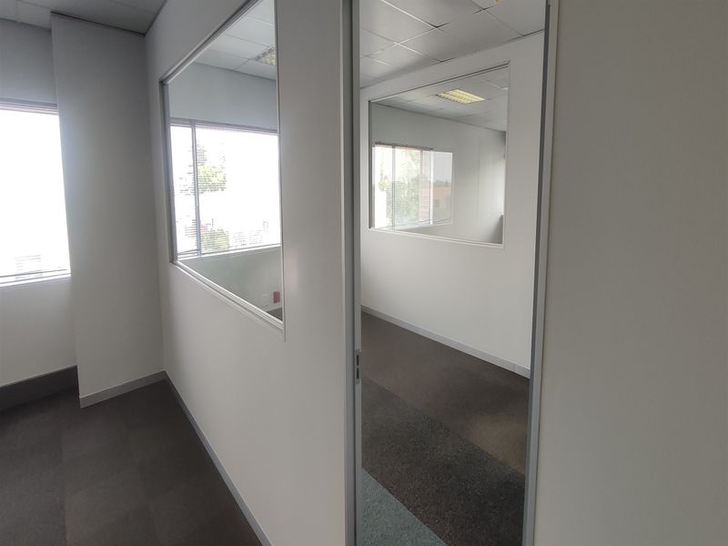Offices to let in Illovo - Photo 7
