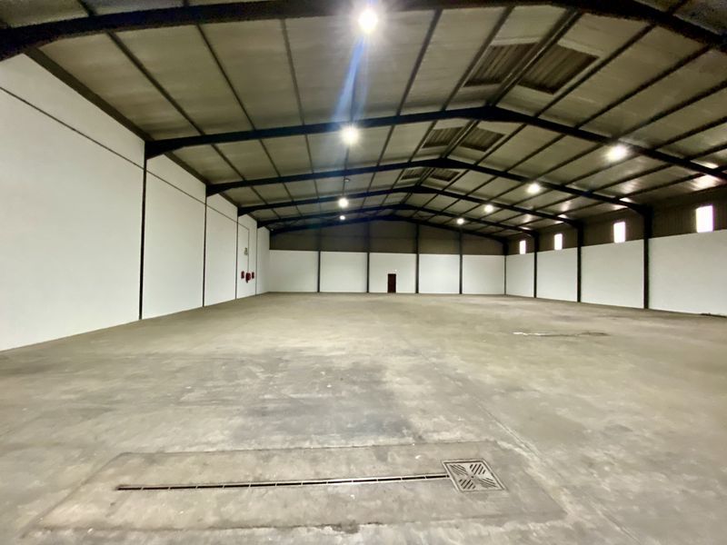 No loadsheading 2,476m2 dual-unit industrial property in Clayville Midrand - Photo 5