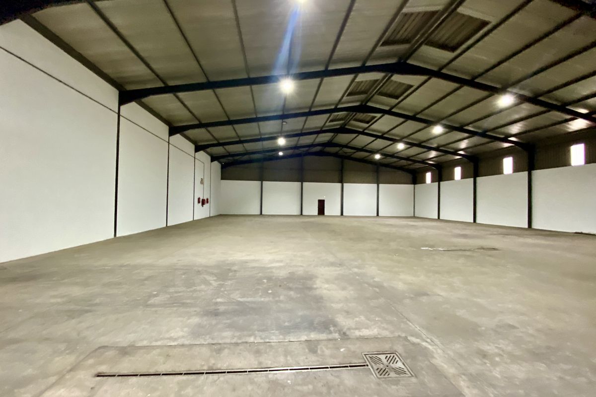 No loadsheading 2,476m2 dual-unit industrial property in Clayville Midrand - Photo 5