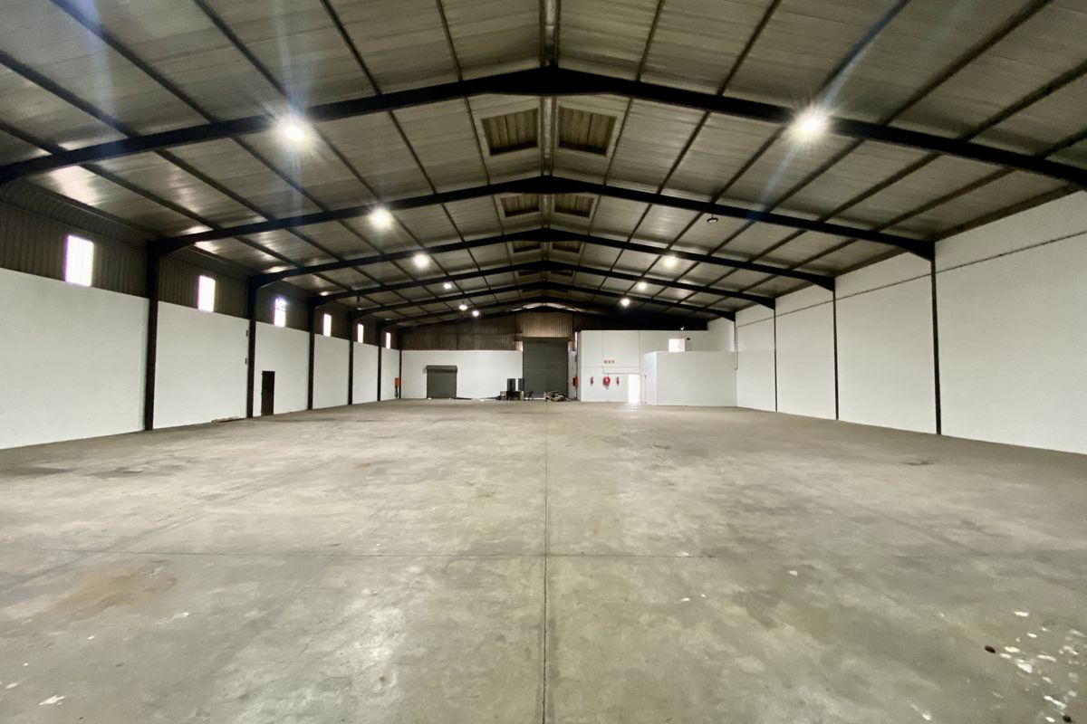 No loadsheading 2,476m2 dual-unit industrial property in Clayville Midrand - Photo 2