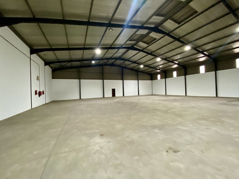 No loadsheading 2,476m2 dual-unit industrial property in Clayville Midrand - Photo 4