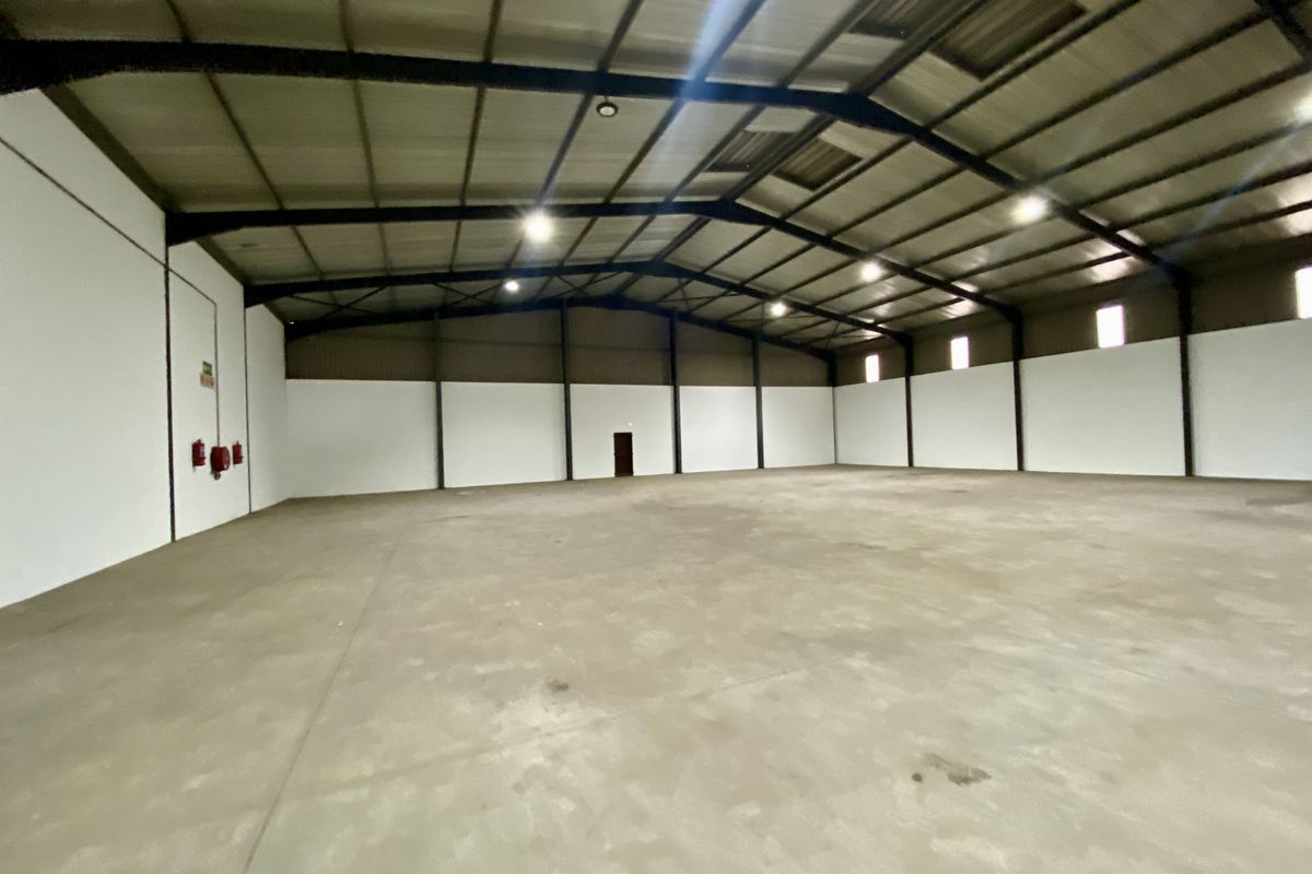 No loadsheading 2,476m2 dual-unit industrial property in Clayville Midrand - Photo 4