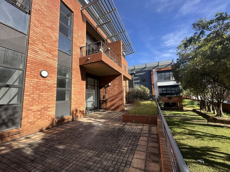 RENT DIRECT for ADDED PERKS! 141m2 Ground Floor Office to Let in the heart of Eco Park, Centurion! - Photo 10