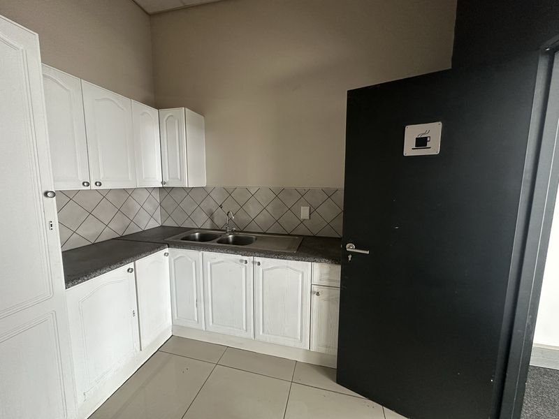 RENT DIRECT for ADDED PERKS! 141m2 Ground Floor Office to Let in the heart of Eco Park, Centurion! - Photo 9