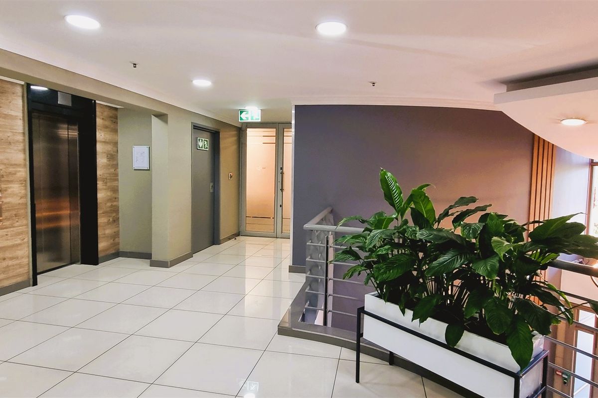 Office space to let in The Woodlands - Photo 2