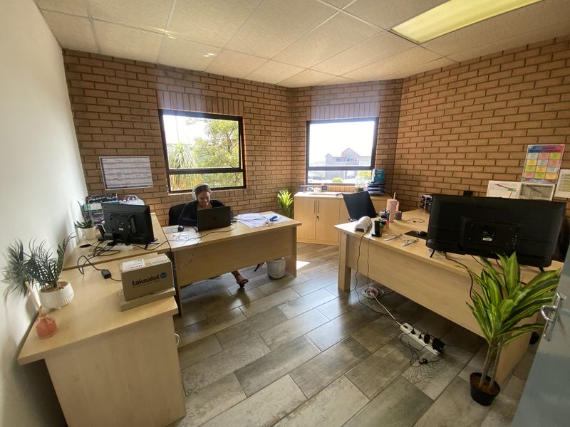 Midrand Warehouse To Let 1,747m2 Secure Standalone with Crane - Photo 8