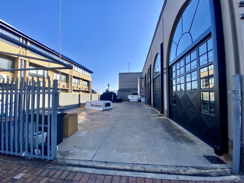 593sqm Warehouse with Quality Offices For Sale - Photo 2