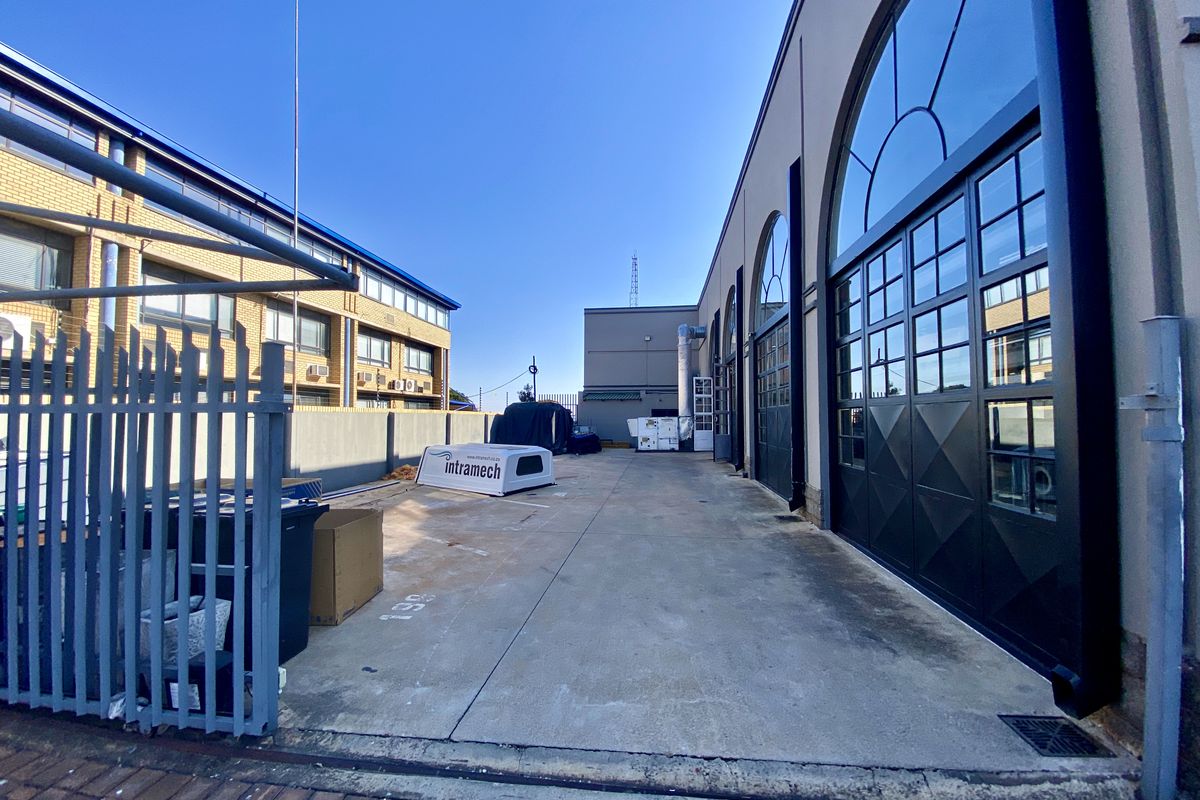 593sqm Warehouse with Quality Offices For Sale - Photo 2