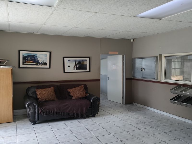 2728m2  Warehouse  - TO LEASE - Photo 4