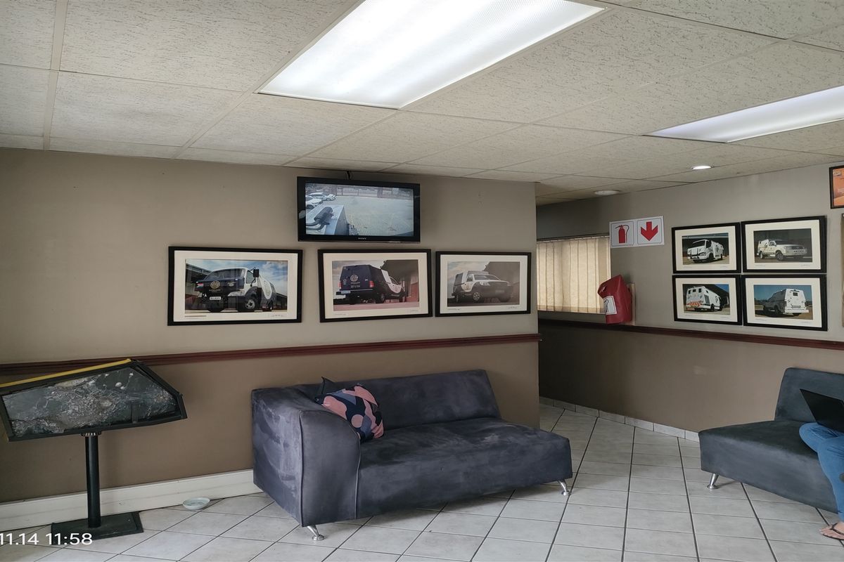 2728m2  Warehouse  - TO LEASE - Photo 3