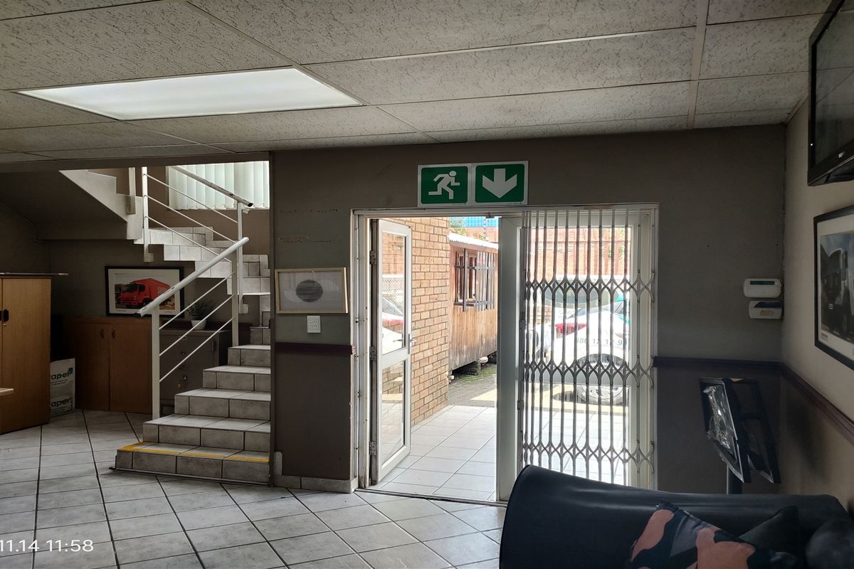 2728m2  Warehouse  - TO LEASE - Photo 2