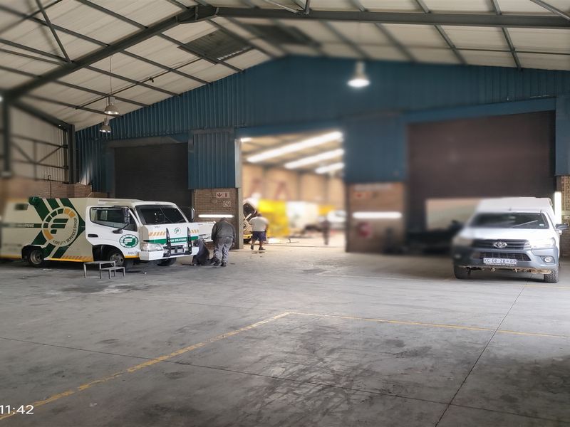 2728m2  Warehouse  - TO LEASE - Photo 3