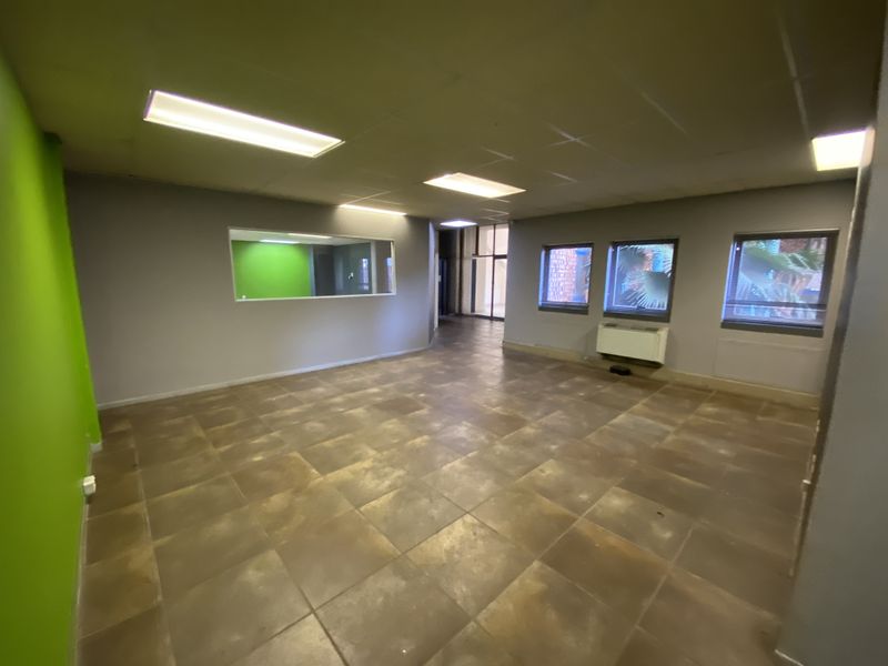 1,841m2 Logistics & Distribution Warehouse To Let in Randjespark, Midrand - Photo 5