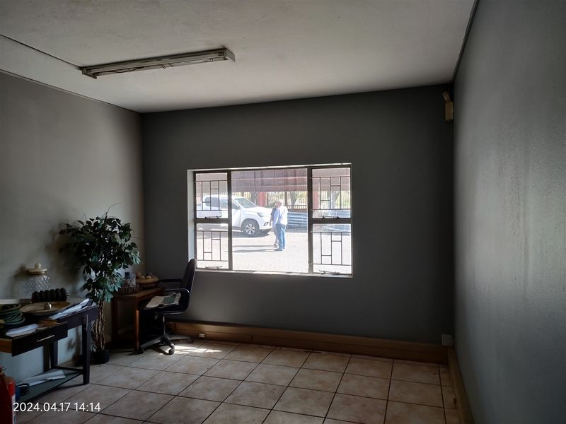 1965m2  Warehouse  - TO LEASE - Photo 8