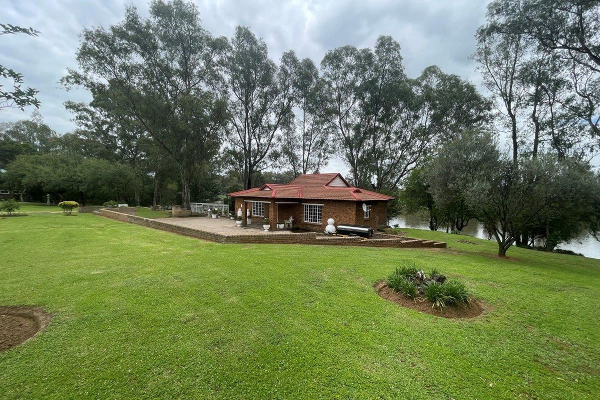 Off-the-Grid Riverside Retreat on the Vaal - Photo 3
