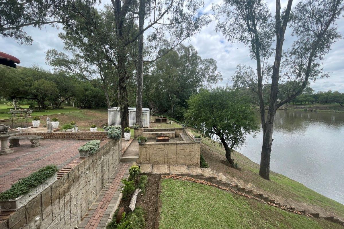 Off-the-Grid Riverside Retreat on the Vaal - Photo 4