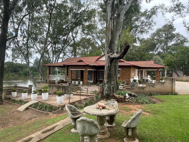 Off-the-Grid Riverside Retreat on the Vaal - Photo 3