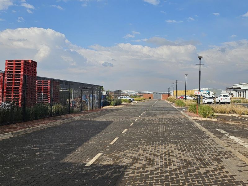 Boost Efficiency with Our Strategically Located Warehouses - Photo 5