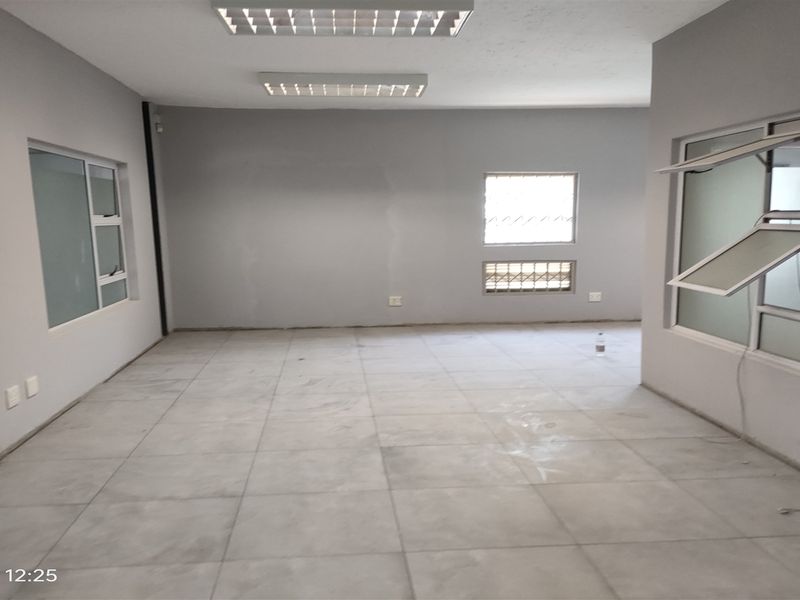 650m2  Warehouse  - FOR SALE at R5,8m plus vat - Photo 7