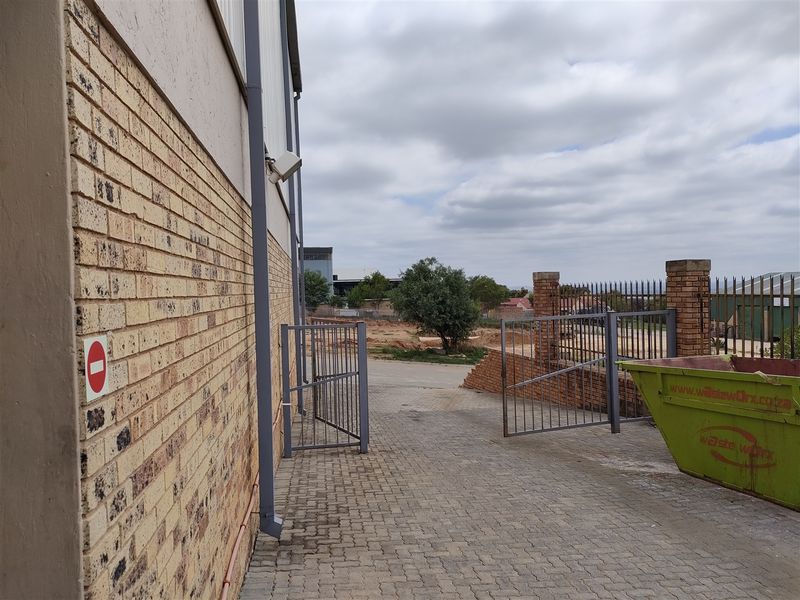 650m2  Warehouse  - FOR SALE at R5,8m plus vat - Photo 2