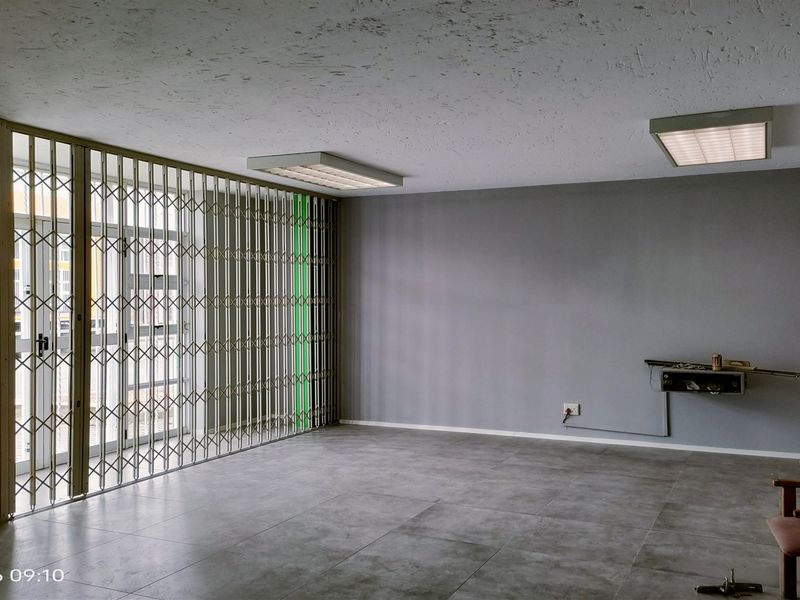 650m2  Warehouse  - FOR SALE at R5,8m plus vat - Photo 4